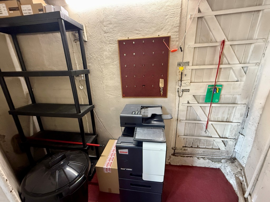Lot: 109 - FREEHOLD PROPERTY IN TOWN CENTRE WITH POTENTIAL - Rear area of office with access to alley